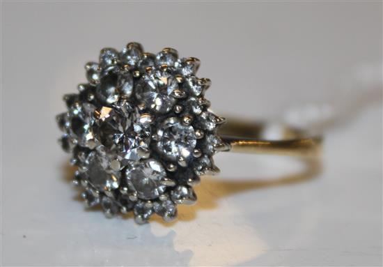 An 18ct gold and diamond cluster ring, size S.